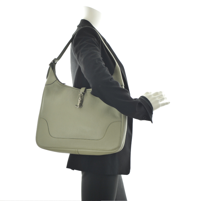 Hermes Trim handbag in green togo leather - Detail D1