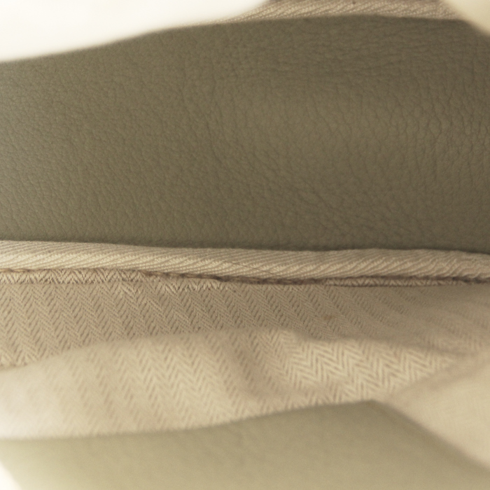 Bolso de mano Hermes Trim en cuero togo verde agua - Detail D2