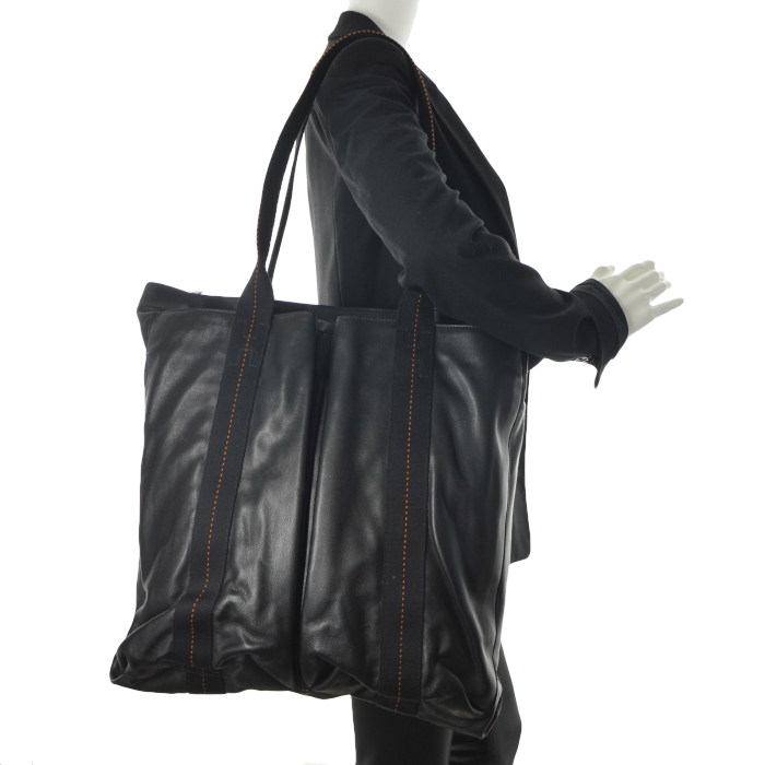 Travel bag in black leather - Detail D1