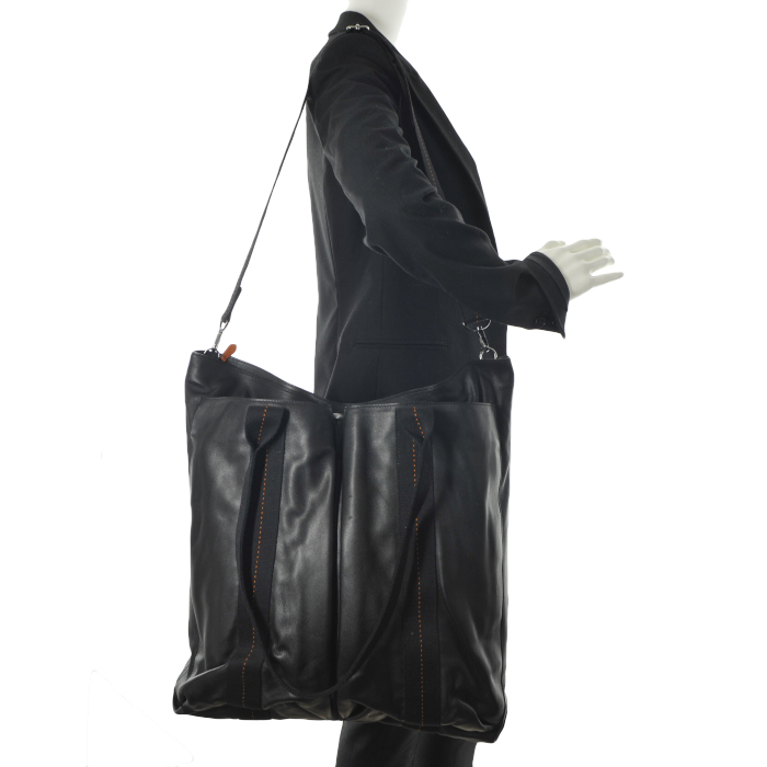 Travel bag in black leather - Detail D2