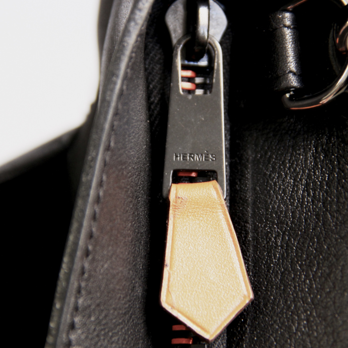 Travel bag in black leather - Detail D4