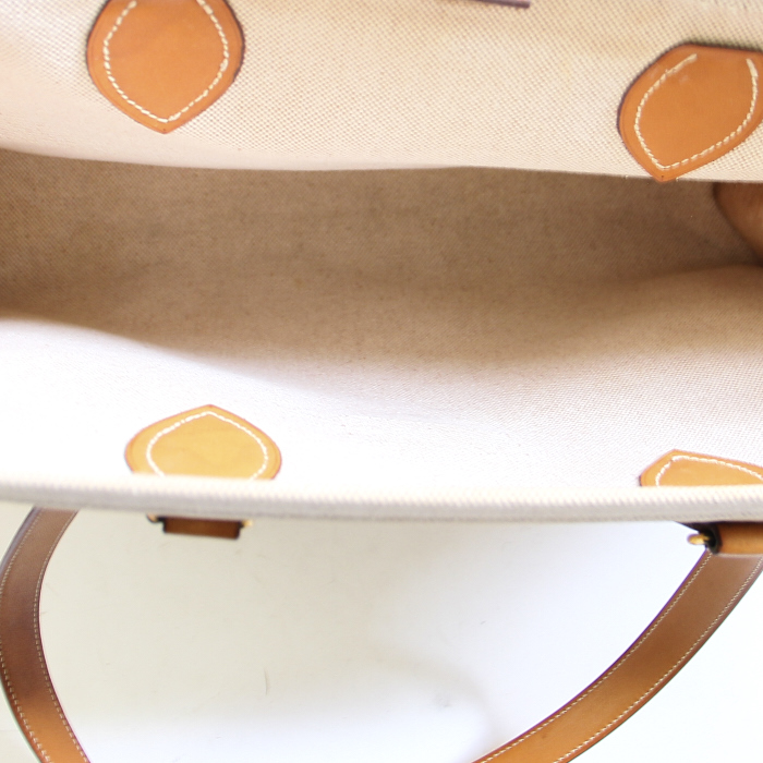 Sac cabas Hermès Kaba en toile beige argile et cuir naturel - Detail D2