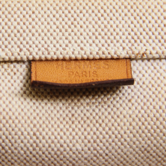 Sac cabas Hermès Kaba en toile beige argile et cuir naturel - Detail D3