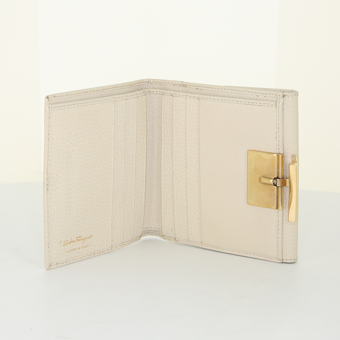 Billetera Salvatore Ferragamo en cuero beige - Detail D2