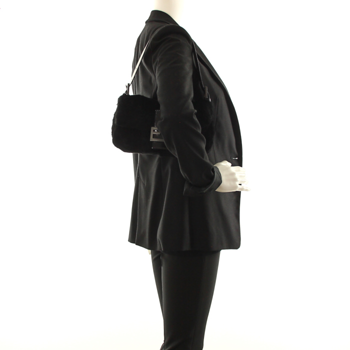 Fendi Baguette Bag in black fur - Detail D1