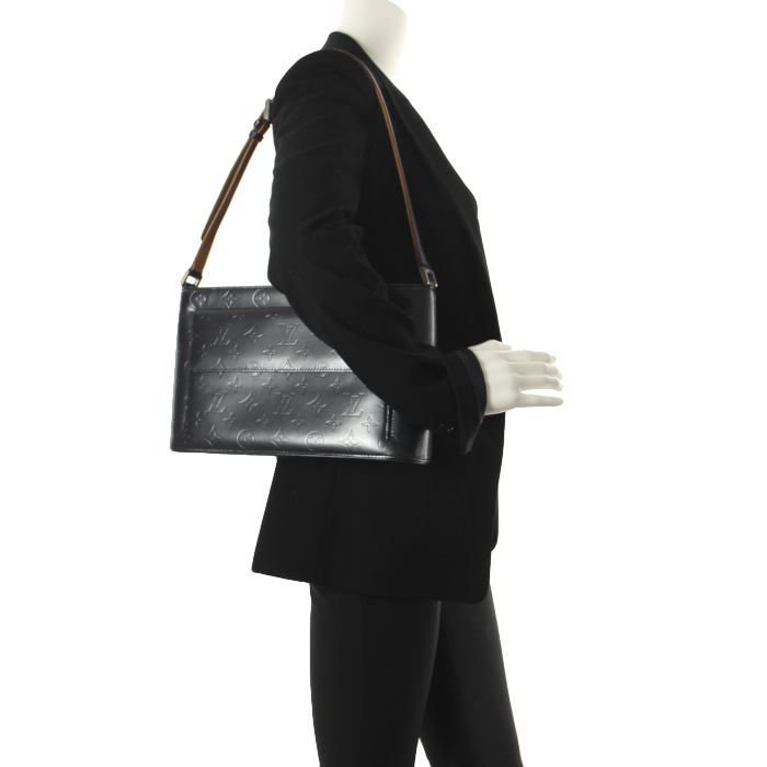 Louis Vuitton in metalized blue monogram leather - Detail D1