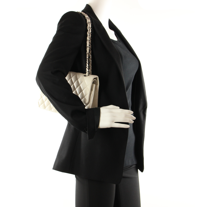 Chanel Timeless in off-white quilted leather - Detail D2