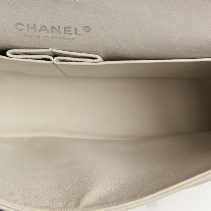 Chanel Timeless en cuir matelassé blanc cassé  - Detail D4