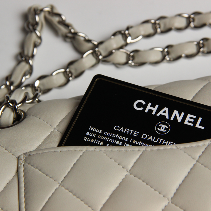 Chanel Timeless en cuir matelassé blanc cassé  - Detail D5