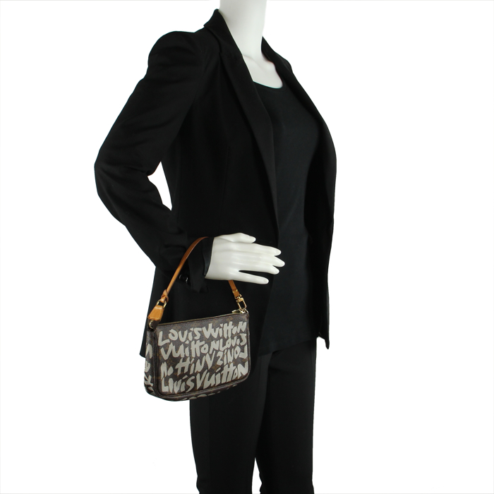 Louis Vuitton Pochette-accessoires en toile Monogram graffiti grise et cuir naturel - Detail D1