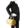 Bolso de mano Bedford en cuero Monogram Vernis beige y cuero natural - Detail D1 thumbnail