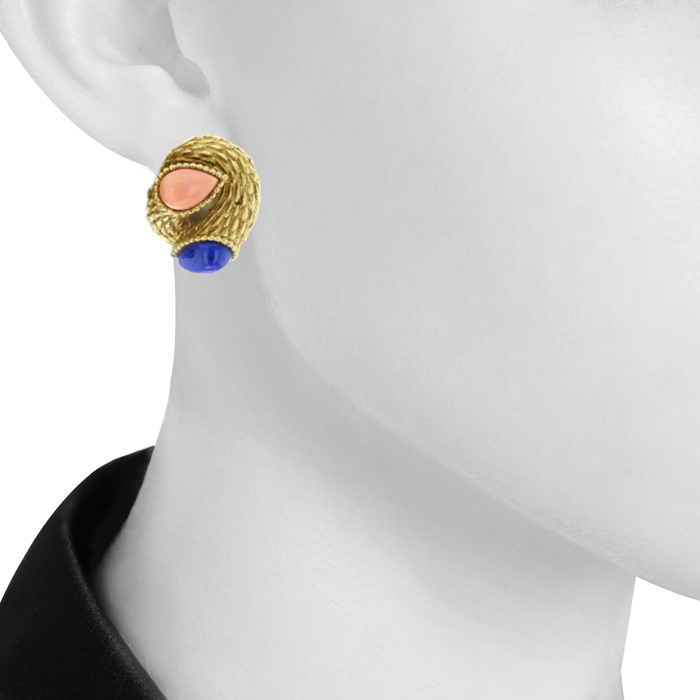 Boucheron Clips d'Oreille en Or Jaune, Corail et Lapis Lazuli Boucheron Clips d'Oreille en Or Jaune, Corail et Lapis Lazuli