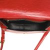 Louis Vuitton Saint-Cloud en cuir épi rouge - Detail D2 thumbnail