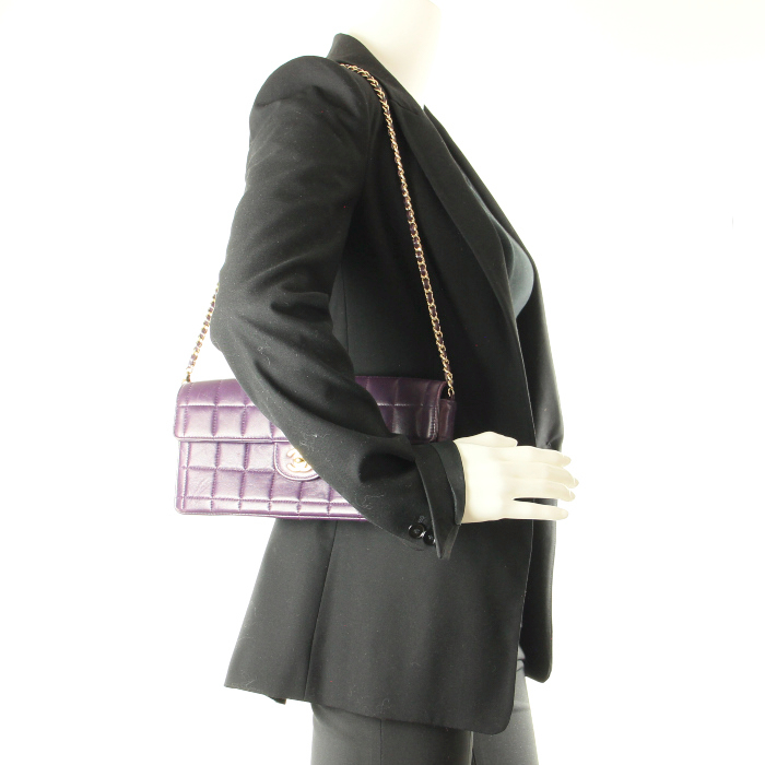 Bolso de mano East West en cuero acolchado morado - Detail D1