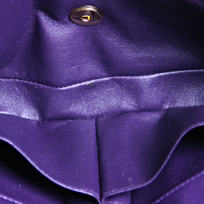 Bolso de mano East West en cuero acolchado morado - Detail D2