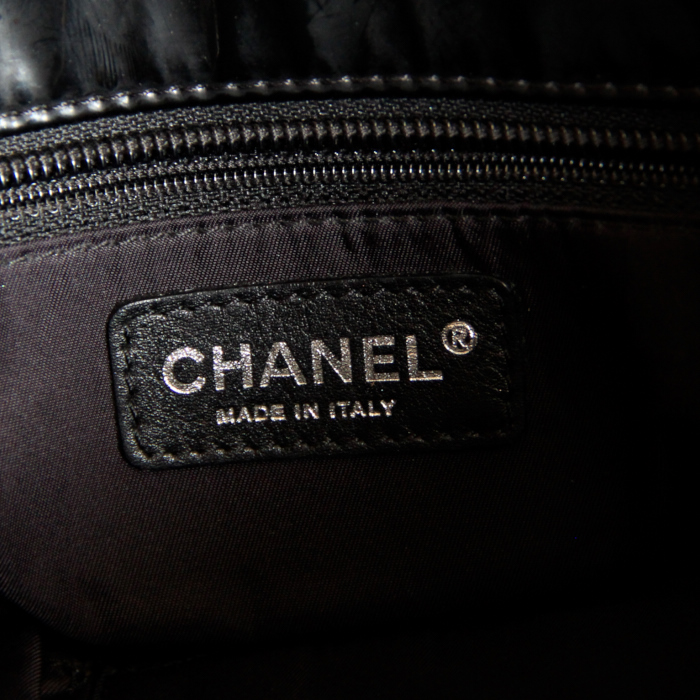 Chanel Paris-Biarritz Handbag in black patent quilted leather - Detail D3