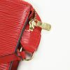 Louis Vuitton Pochette Accessoires en cuir épi rouge - Detail D2 thumbnail