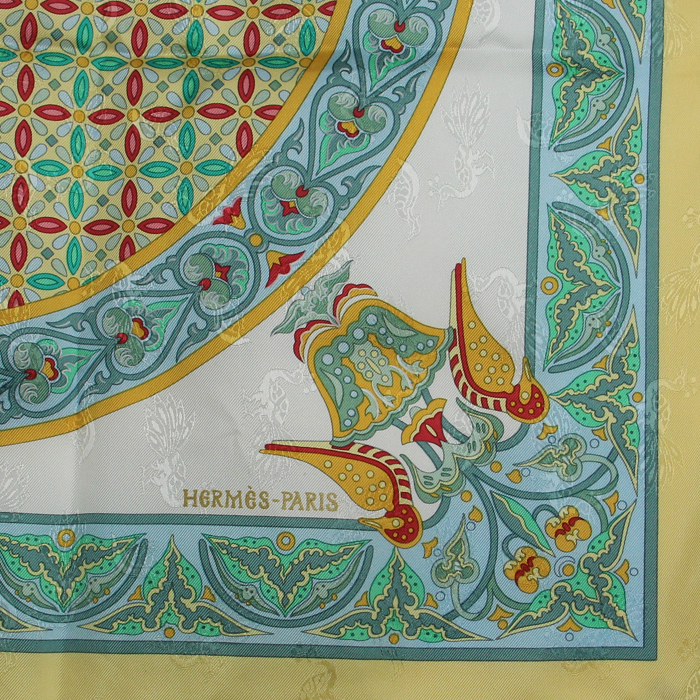 Pañoleta cuadrada Hermes Carre Hermes en sarga de seda azul, amarilla y blanca - Detail D2