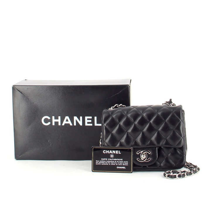 Chanel Timeless mini en cuir matelassé noir - Detail D1