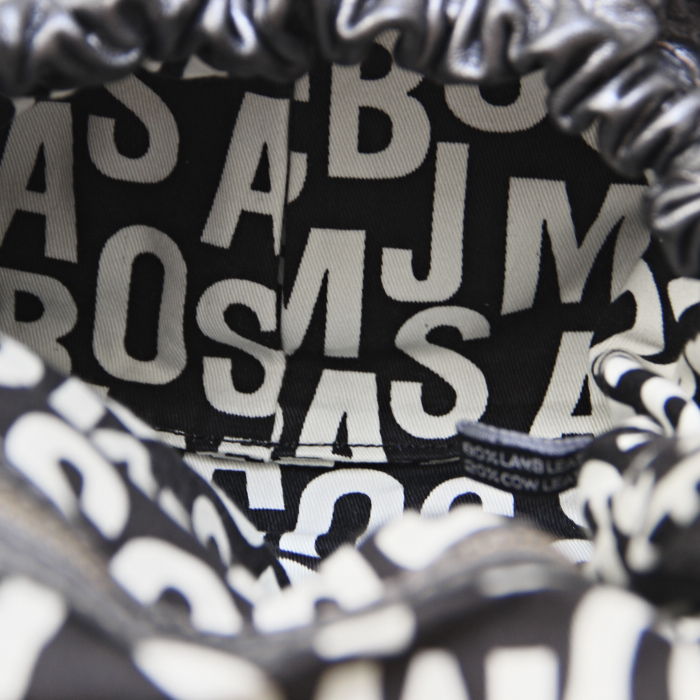 Bolso de mano Marc Jacobs en cuero Monogram gris metalizado - Detail D2