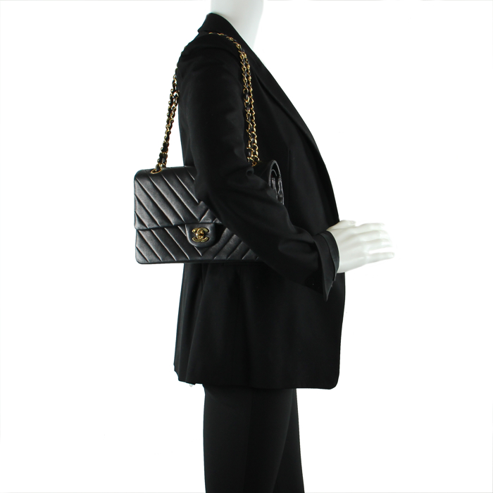 Chanel Timeless en cuir noir à motifs de chevrons - Detail D1