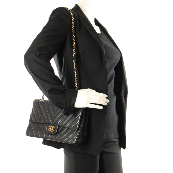 Chanel Timeless in black leather with arrow patterns - Detail D2