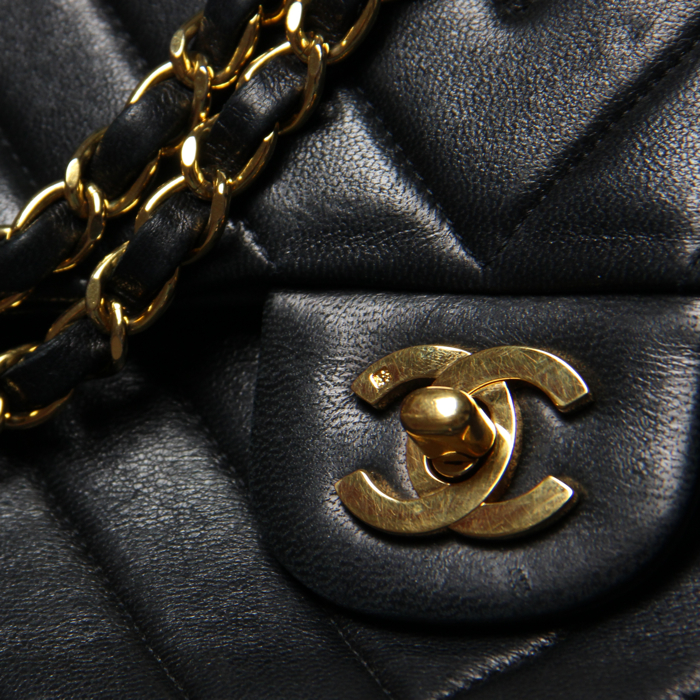 Chanel Timeless en cuir noir à motifs de chevrons - Detail D4