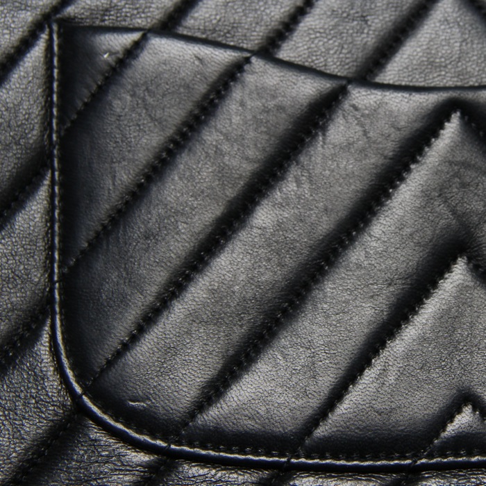 Chanel Timeless in black leather with arrow patterns - Detail D5