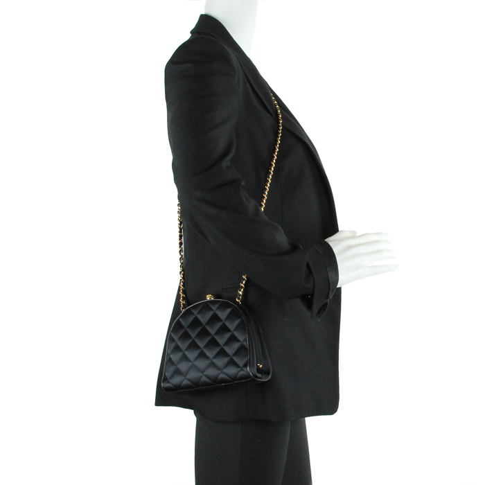 Chanel sac du soir en satin noir - Detail D1