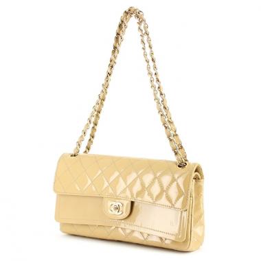 Chanel en cuir matelassé vernis beige 