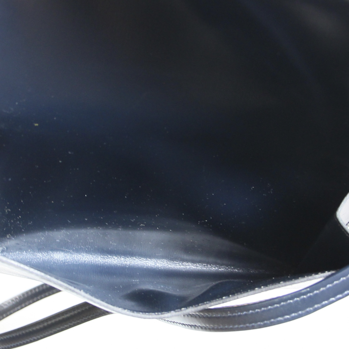 Bolso bandolera Hermès Vintage en cuero box azul marino y blanco - Detail D2