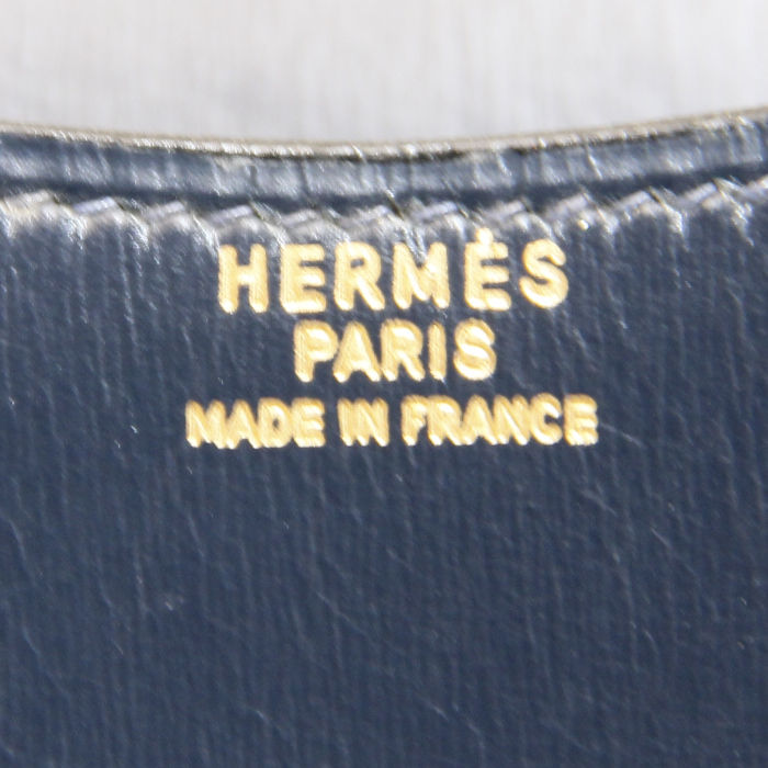 Sac bandoulière Hermès Vintage en cuir box bleu-marine et blanc - Detail D3
