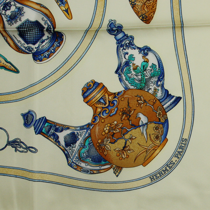 Pañoleta Hermès Carre Hermes - Scarf en sarga de seda blanquecina, azul y naranja - Detail D3