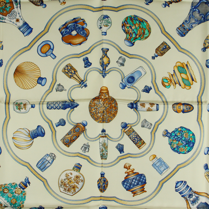 Foulard Hermès Carre Hermes - Scarf en twill de soie blanc-cassé bleu et orange - Detail D4