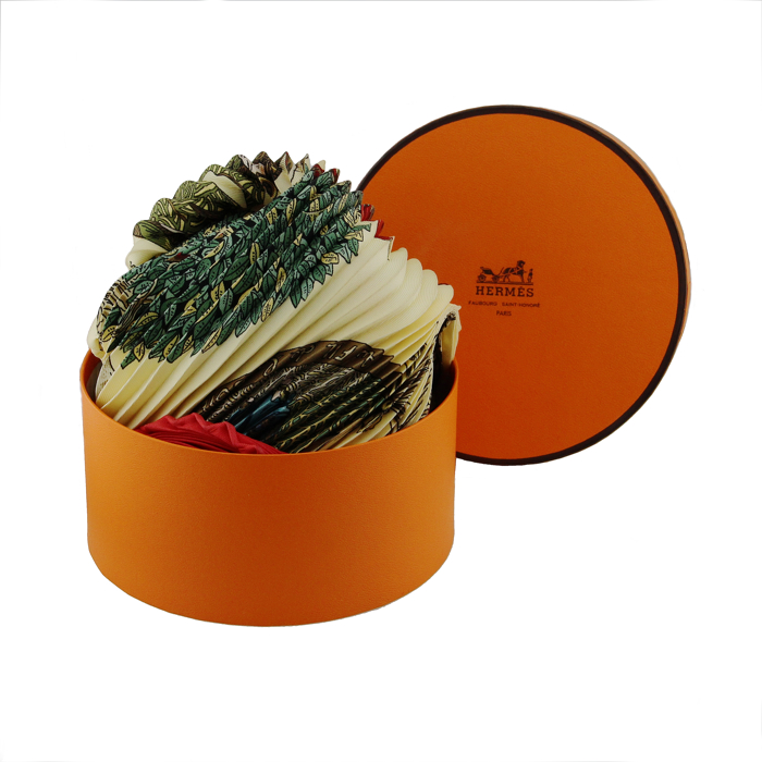 Hermès carré en twill de soie rouge et beige plissé "Au fil de la soie" - Detail D4