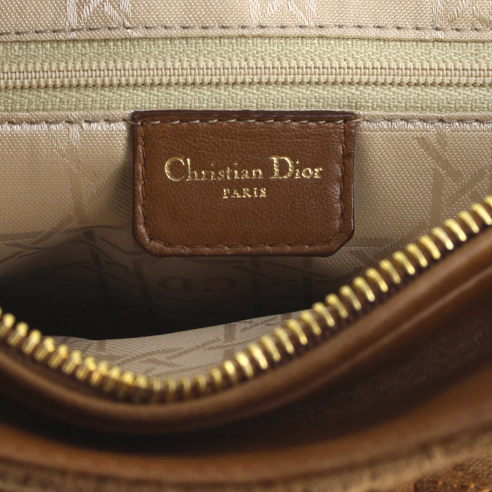 Sac à main Lady Dior moyen modèle en daim et cuir marron - Detail D4