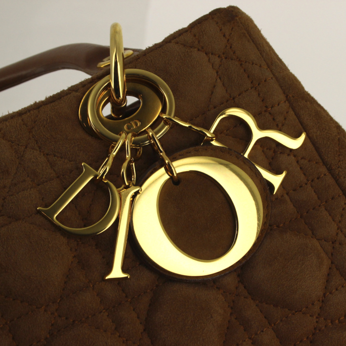 Sac à main Lady Dior moyen modèle en daim et cuir marron - Detail D5