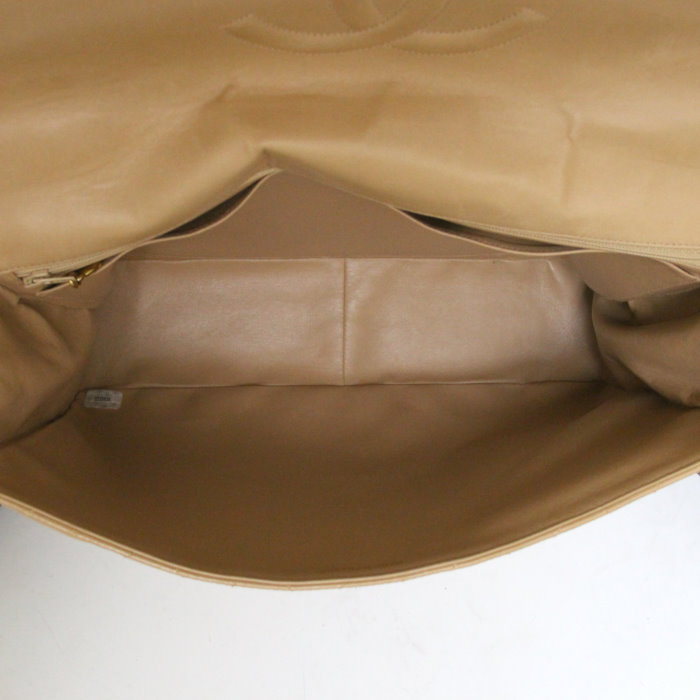 Bolso de mano Timeless jumbo en cuero acolchado beige - Detail D2