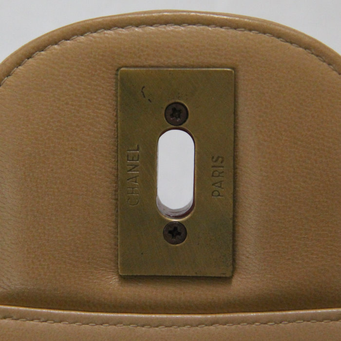 Sac à main Timeless jumbo en cuir matelassé beige - Detail D4