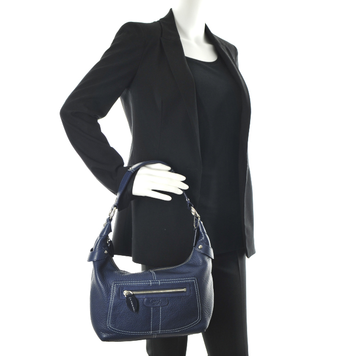 Coach in blue leather - Detail D1