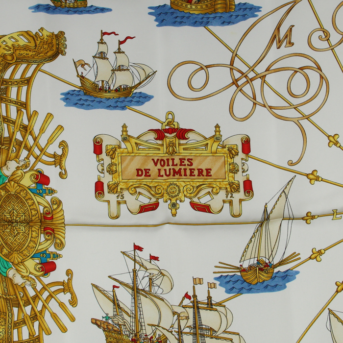 Hermes Carre Hermes scarf in blue, white and yellow twill silk - Detail D1