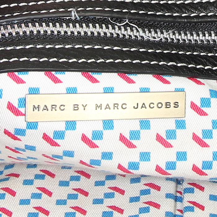 Sac bandoulière en cuir grainé noir - Detail D4