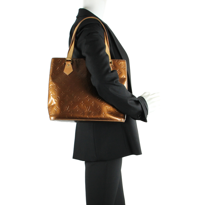 Louis Vuitton Houston in bronze monogram patent leather - Detail D1