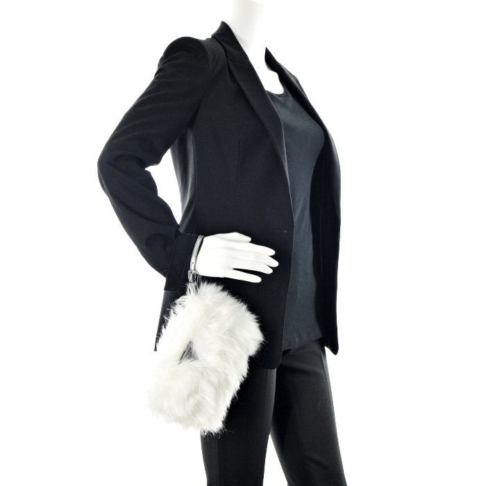 Pouch in white synthetic furr - Detail D1