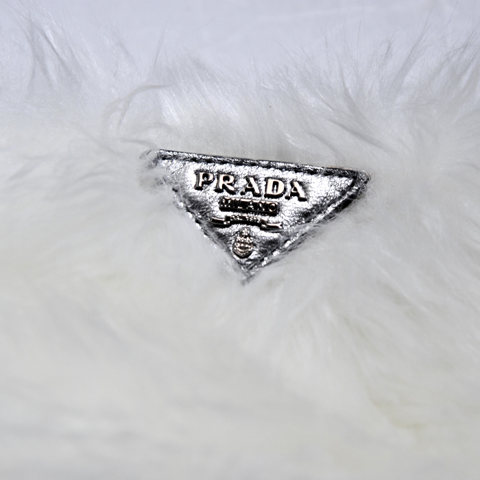 Pouch in white synthetic furr - Detail D4