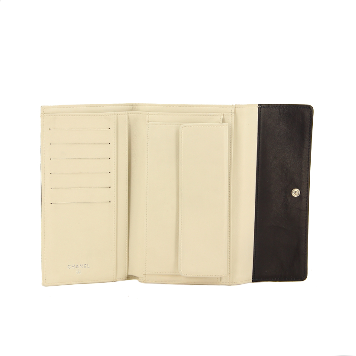 Chanel portefeuille en cuir matelassé noir et jonc blanc - Detail D1