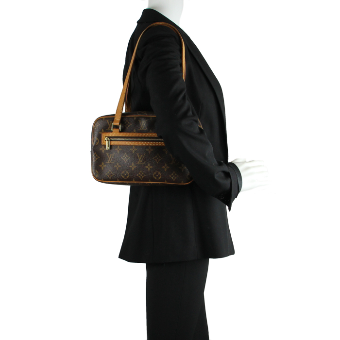 Louis Vuitton Cité in monogram canvas and natural leather - Detail D1