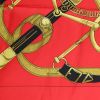 Foulard Hermes Carre Hermes en twill de soie rouge noir et jaune - Detail D4 thumbnail