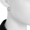 Paire de boucles d'oreilles Parentesi en or blanc et diamant - Detail D1 thumbnail