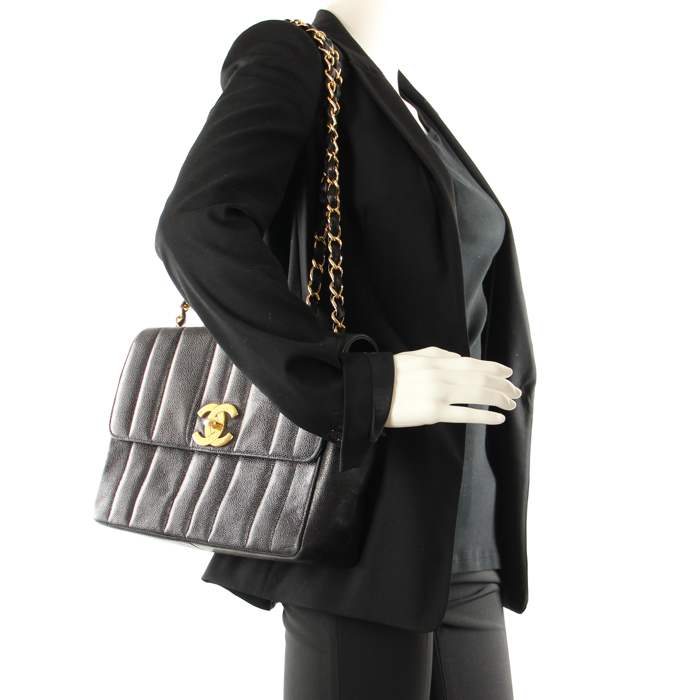 Chanel en cuir grainé matelassé noir  - Detail D1